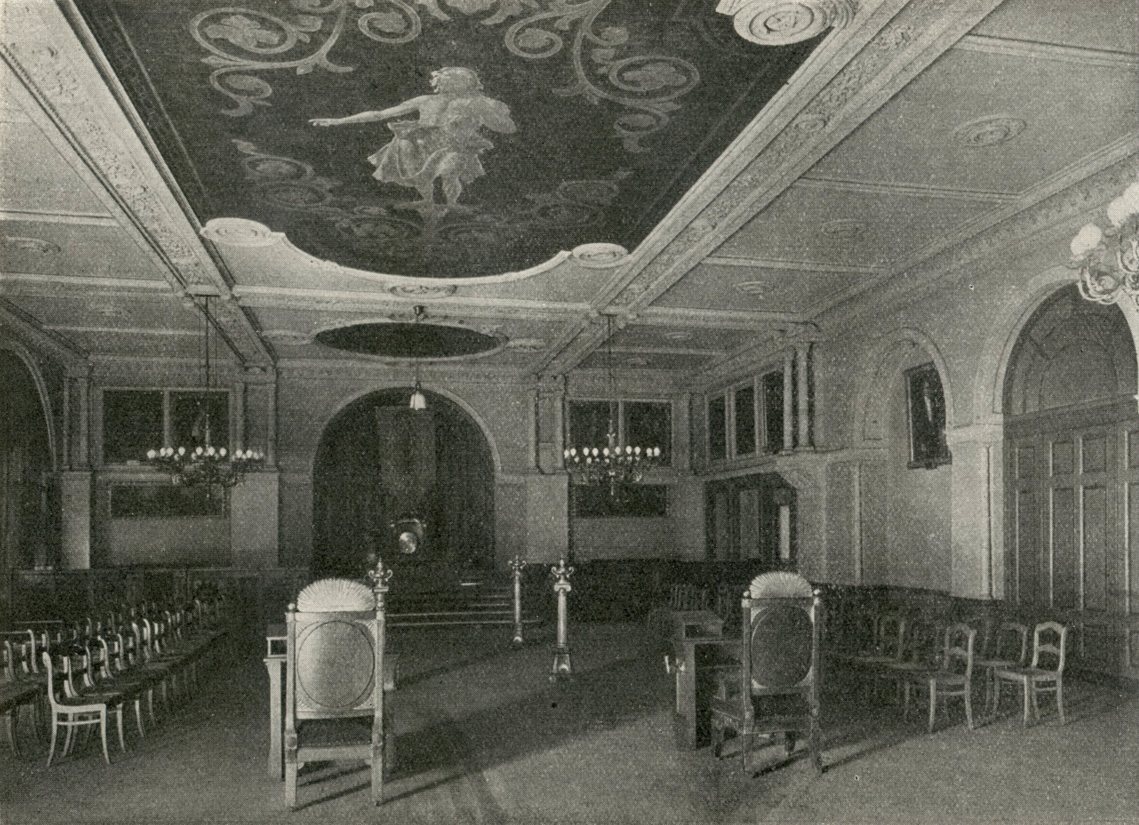 Historische Fotografie des großen Arbeitssaals mit bemalter Decke und Stuhlreihen