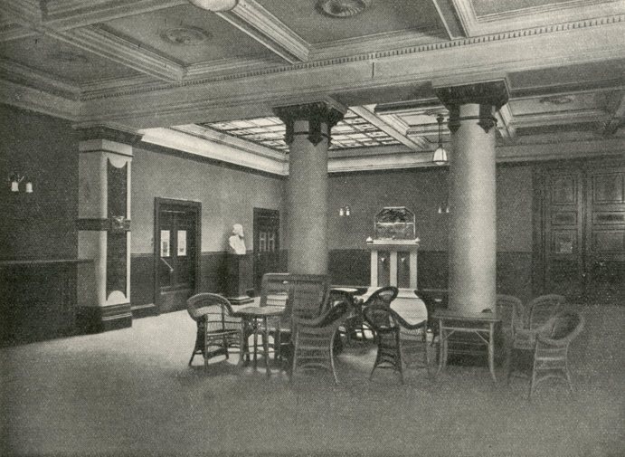 Historische Fotografie der Vorhalle mit Säulen, Kassettendecke und Korbstühlen
